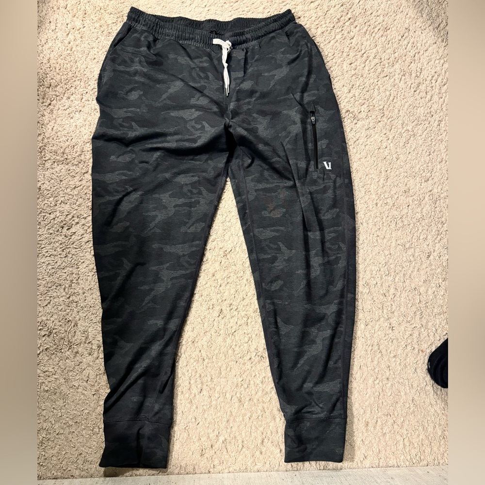 Vuori sweats like new condition